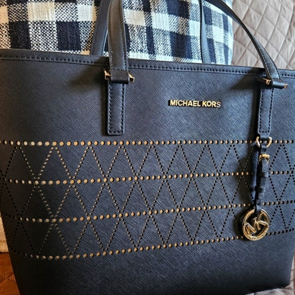 Michael Kors Bag, Wallet AND Cosmetic Bag! - Picture 8 of 13